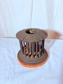 Antico bruciatore di incenso in bronzo su marmo