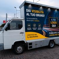 Pubblicità con camion vela