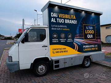 Pubblicità con camion vela