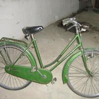 Bicicletta vecchia da donna con freni a bacchetta