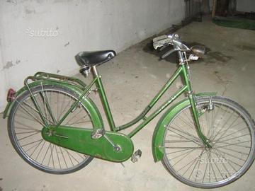 Bicicletta vecchia da donna con freni a bacchetta