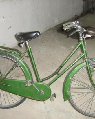 Bicicletta vecchia da donna con freni a bacchetta