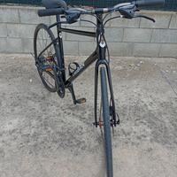 Bici da corsa ibrida.