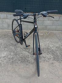 Bici da corsa ibrida.