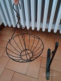 Cestino sospeso con catena per parete.