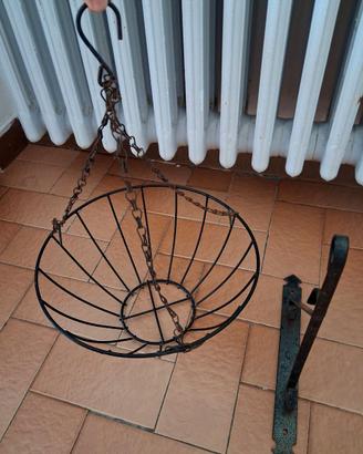 Cestino sospeso con catena per parete.