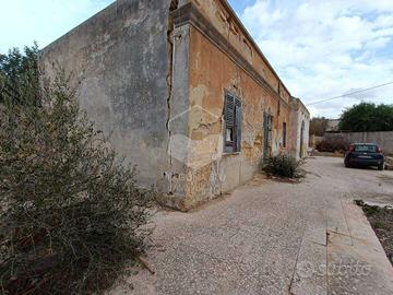 Villa grezza con ampio terreno