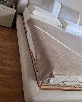 letto matrimoniale e comodini 