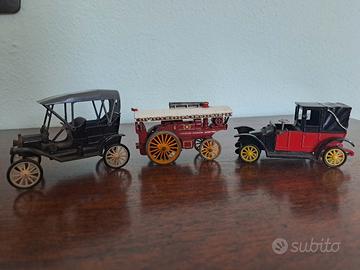Tre modellini auto d'epoca in metallo 