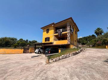 VILLA SINGOLA A LARIANO