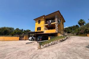 VILLA SINGOLA A LARIANO
