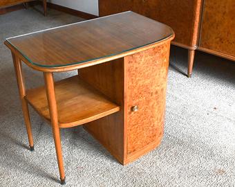 Mobiletto in legno con anta curva