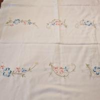 Tovaglia in lino ricamata