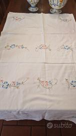 Tovaglia in lino ricamata