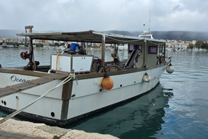 Barca adibita alla raccolta di Mitili