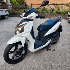 SYM Symphony SR 150 + Casco BKR
