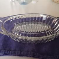 Vari utensili da cucina e cestini per il pane