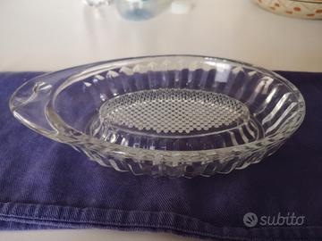 Vari utensili da cucina e cestini per il pane