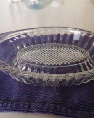 Vari utensili da cucina e cestini per il pane