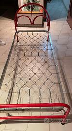 letto singolo in metallo con rete a molle
