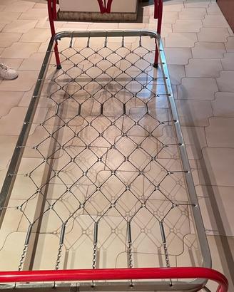 letto singolo in metallo con rete a molle