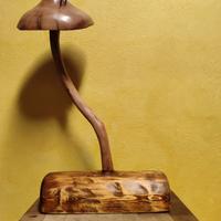 Scultura in legno a forma di Fungo.