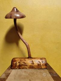 Scultura in legno a forma di Fungo.