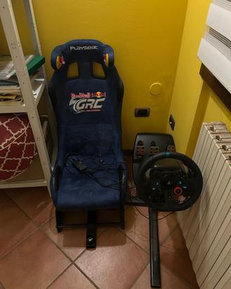 Simulatore con pedali e sedile