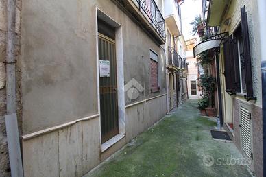 CASA SEMINDIPENDENTE A SCILLA