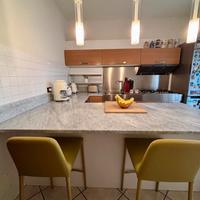 Cucina con pannello luci e sgabelli