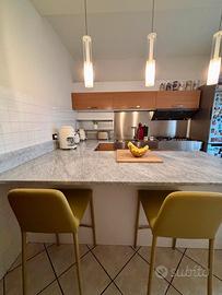 Cucina con pannello luci e sgabelli