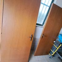 2 porte per interno con telaio e cornice.