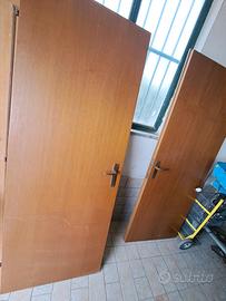2 porte per interno con telaio e cornice.