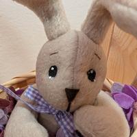 Coniglietto pasquale in cestino di vimini