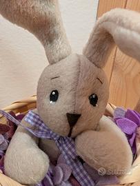 Coniglietto pasquale in cestino di vimini