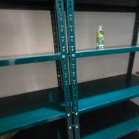 scafali in ferro e in legno