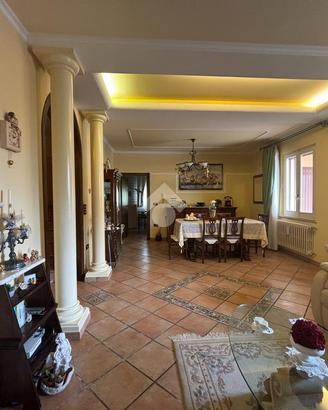 VILLA A SCHIERA D'ANGOLO A MORRO D'ORO