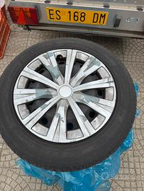 Quattro gomme invernali complete di copricerchi