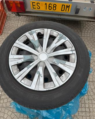 Quattro gomme invernali complete di copricerchi