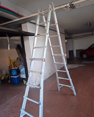 Scala in alluminio trasformabile e snodabile