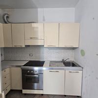 cucina con frigo forno piano a induzione  e lavast