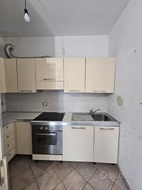 cucina con frigo forno piano a induzione  e lavast