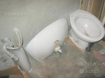 Lavandino a colonna e wc