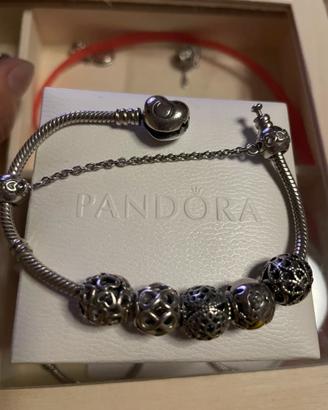 Bracciale con charm tutto originale Pandora