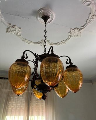 Lampadari, attaccapanni e macchina da cucire