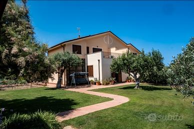 Villa a Cala Rossa (Terrasini) con ampio giardino