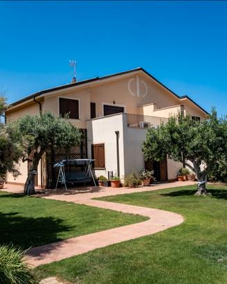 Villa a Cala Rossa (Terrasini) con ampio giardino