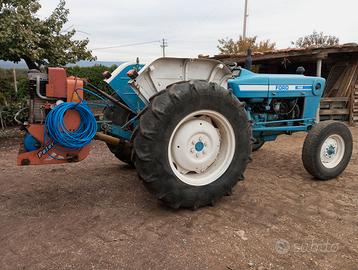 Trattore Ford 4100 con attrezzi