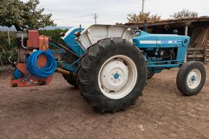 Trattore Ford 4100 con attrezzi