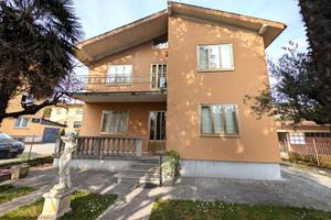 Villa di 188 m² con più di 5 locali e box auto a C